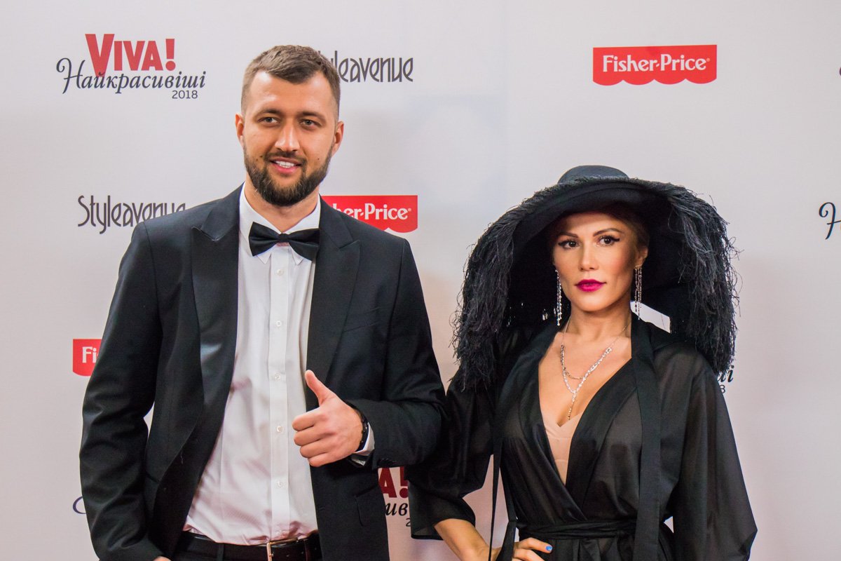 Шляпа с перьями добавила образу Алены Омаргалиевой загадочности