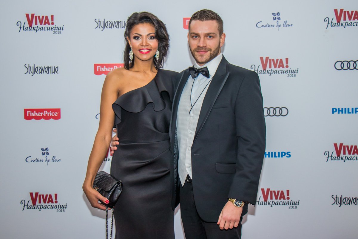 Актер Богдан Юсипчук с прекрасной спутницей 