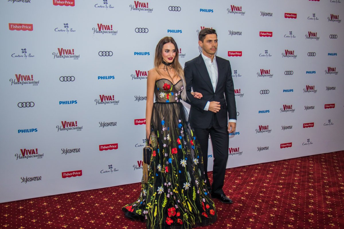 Хотя платье и черное, вышивка делает его ярким