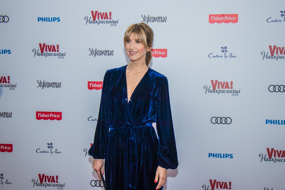 Фитнес-тренер Анита Луценко покоряла всех бархатным платьем 