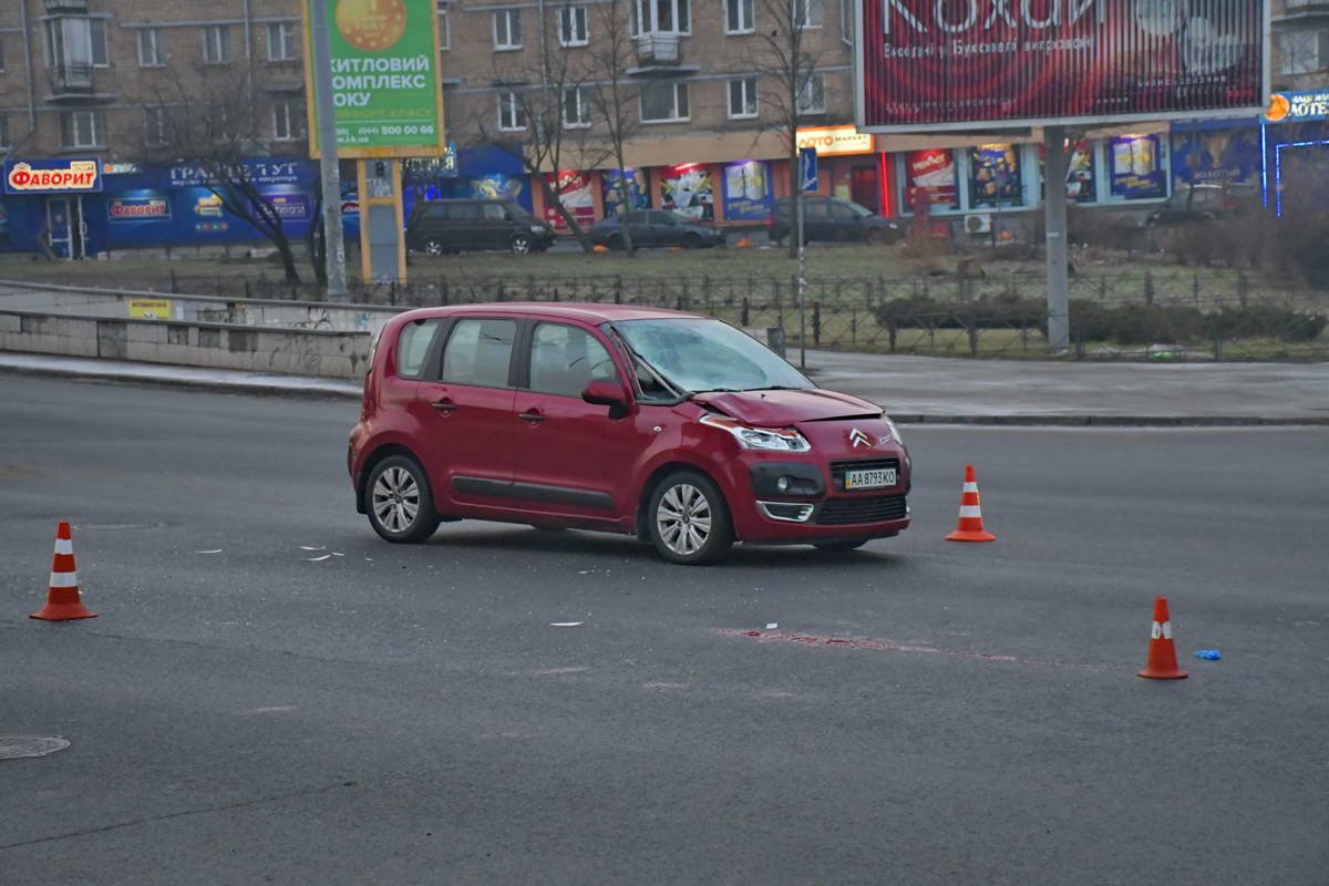 Citroen двигался в средней полосе Citroen двигался в средней полосе