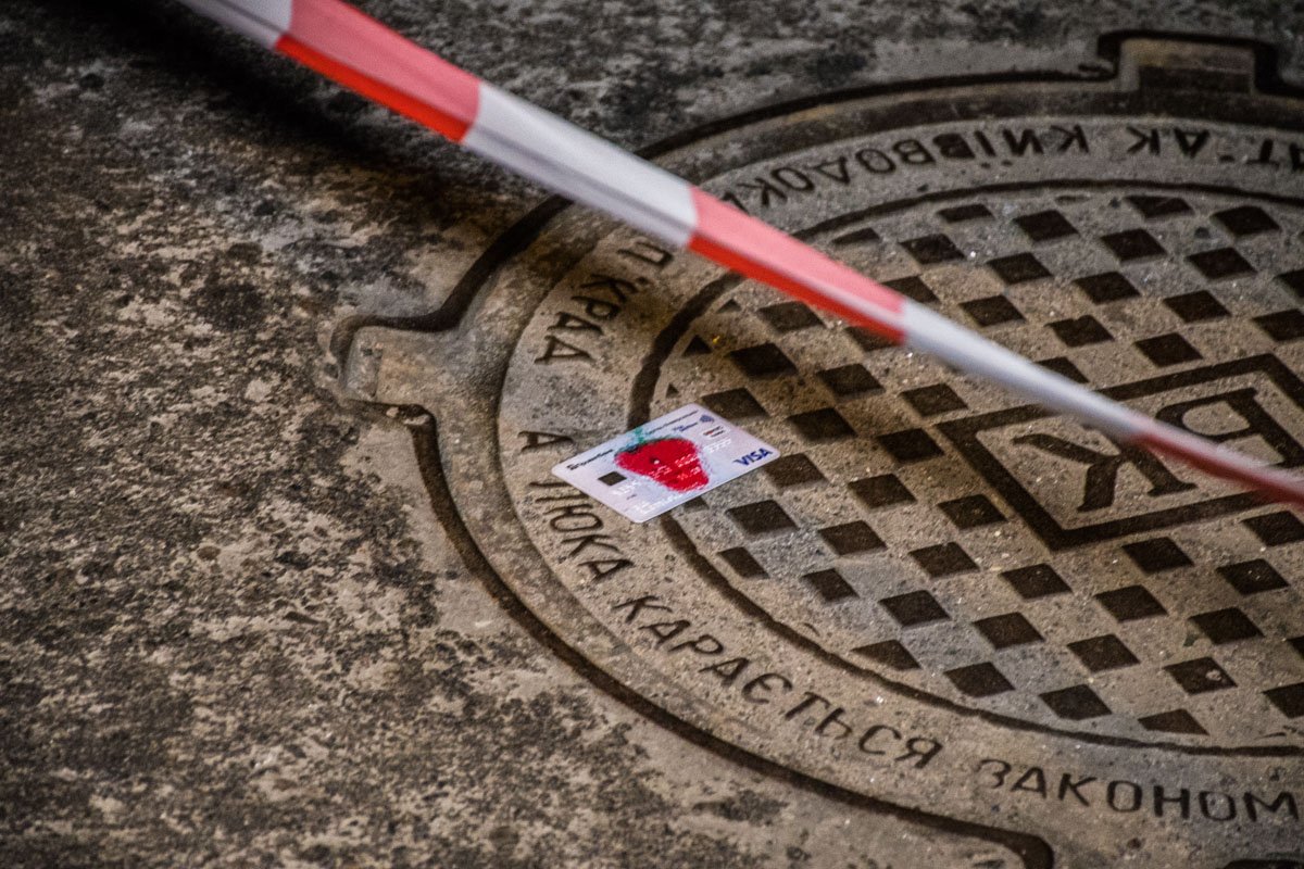 На месте преступления также нашли банковскую карту