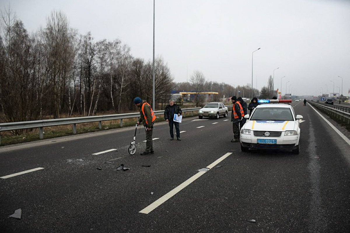 Из-за аварии пришлось частично перекрыть дорогу Из-за аварии пришлось частично перекрыть дорогу
