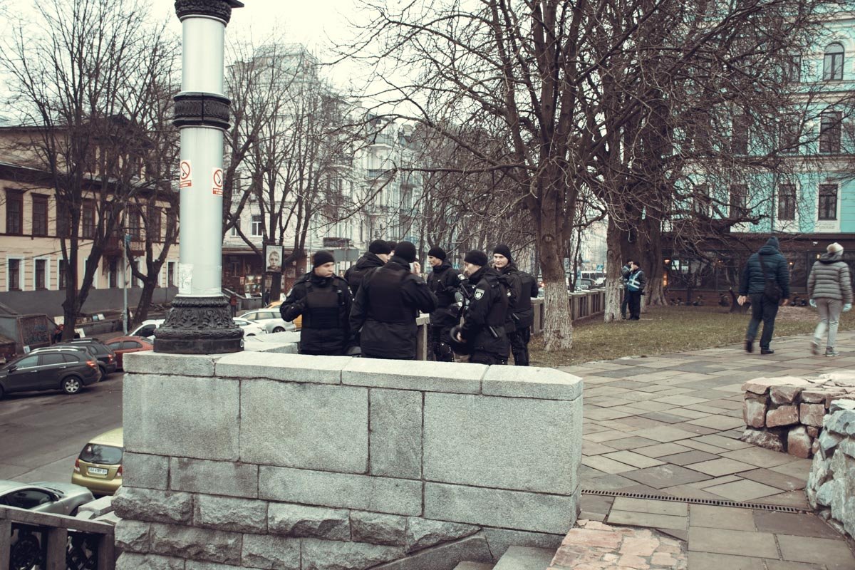 Полиция охраняла территорию монастыря Полиция охраняла территорию монастыря