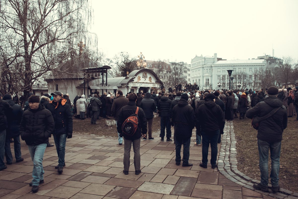 Люди выстроились возле храма и не пускали радикалов внутрь Люди выстроились возле храма и не пускали радикалов внутрь