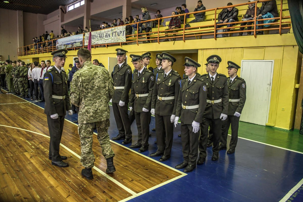 Парни показывали спортивную сноровку
