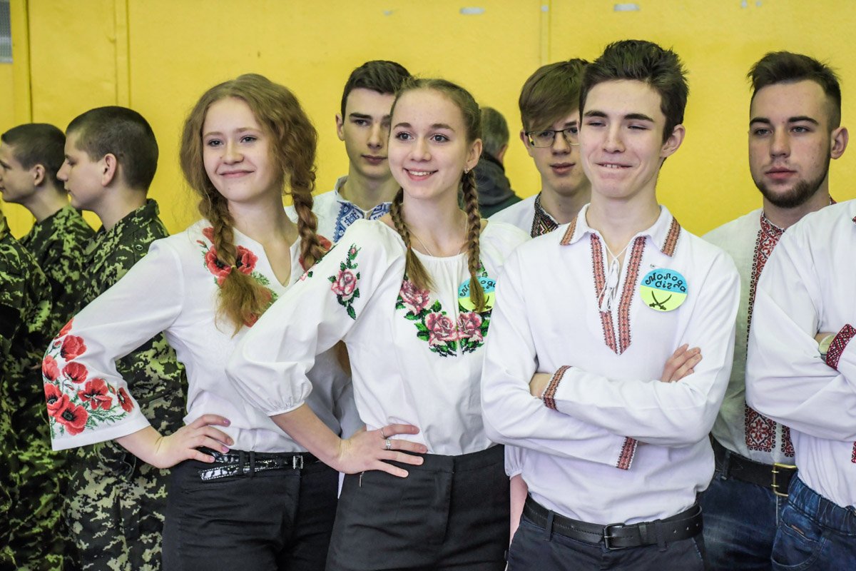 Ребята надели вышиванки, выражая свой патриотизм 