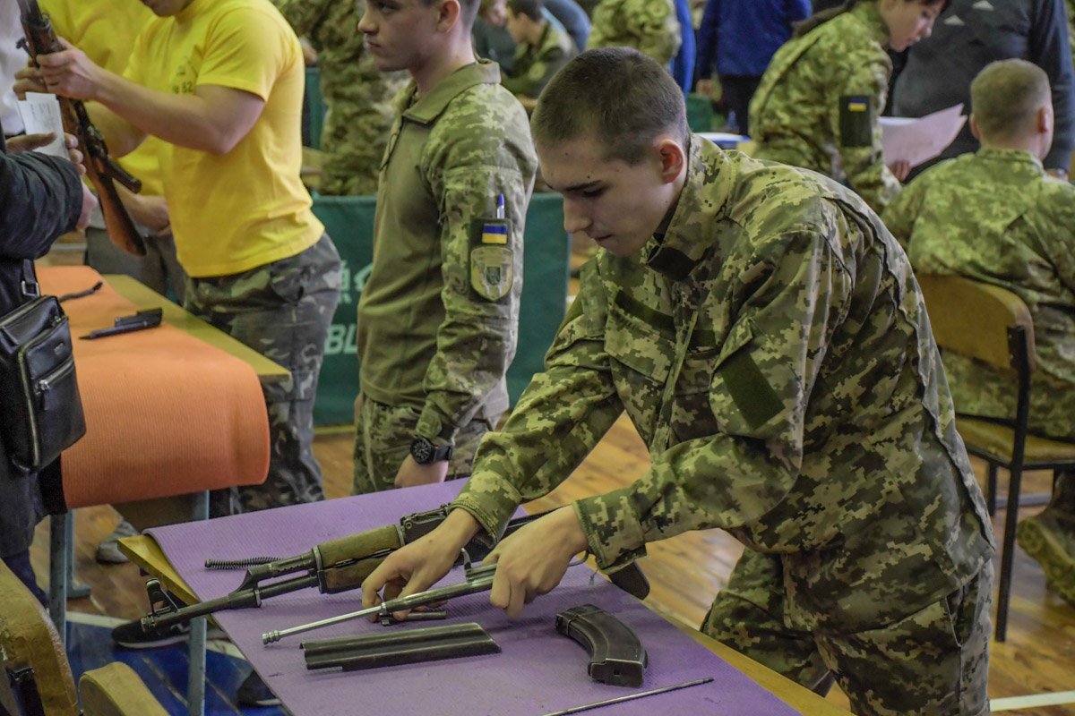 Каждый мужчина знает, как собрать и разобрать автомат 