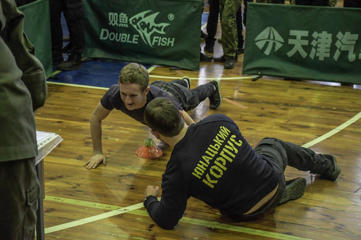 Показать отвагу и спортивную подготовку