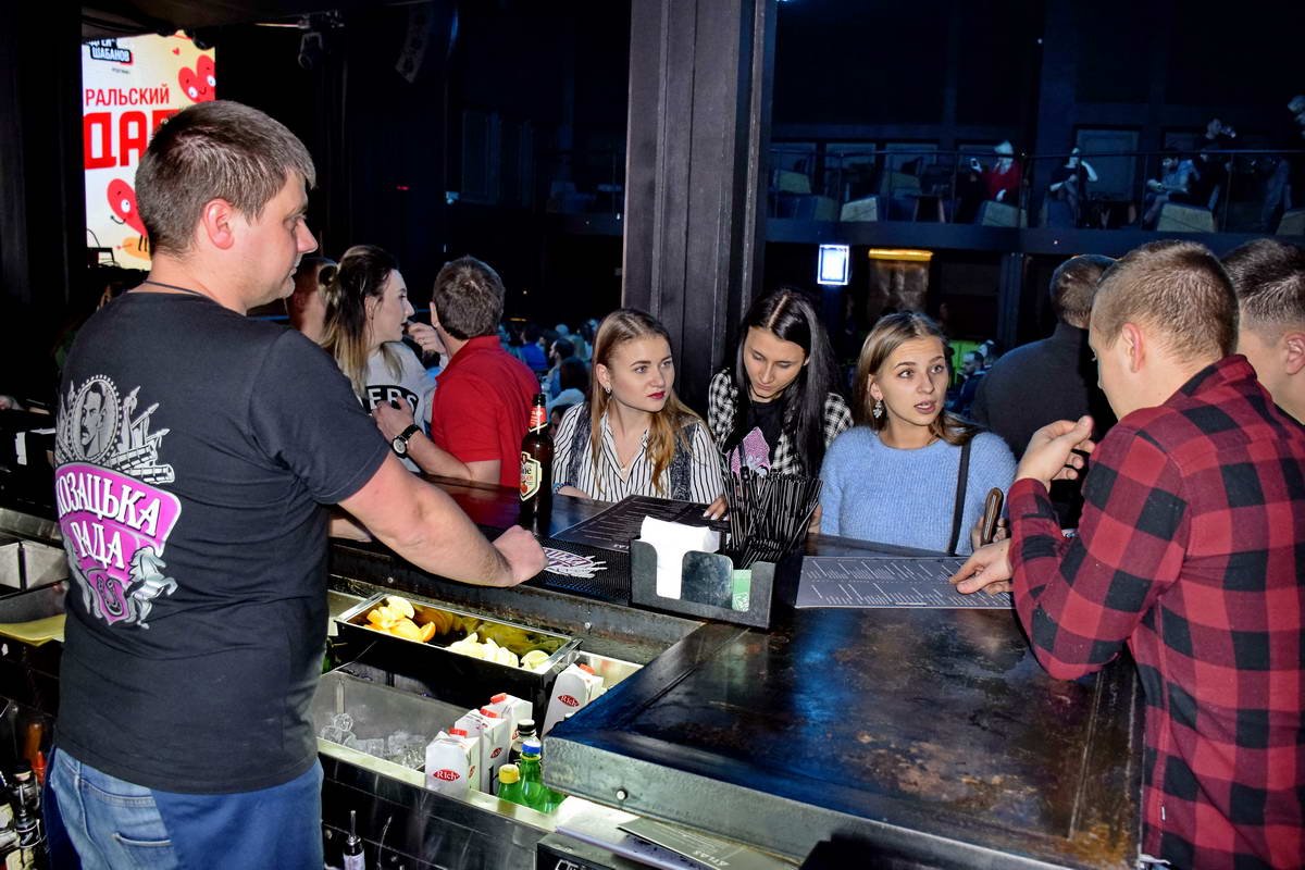 Ажиотаж возле бара перед началом выступления