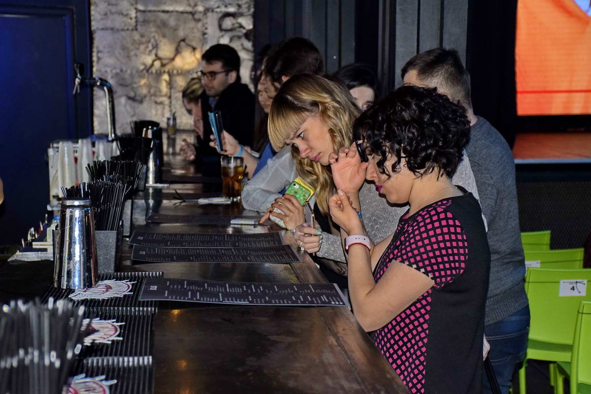 Гости внимательно изучают барное меню