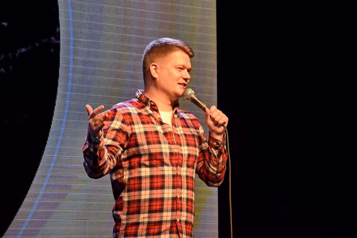 Одним из первых на сцену вышел комик из Беларуси