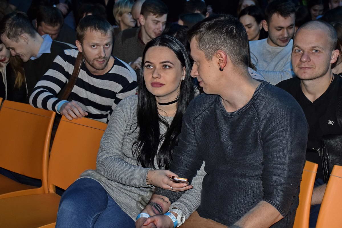 В зале было много парочек