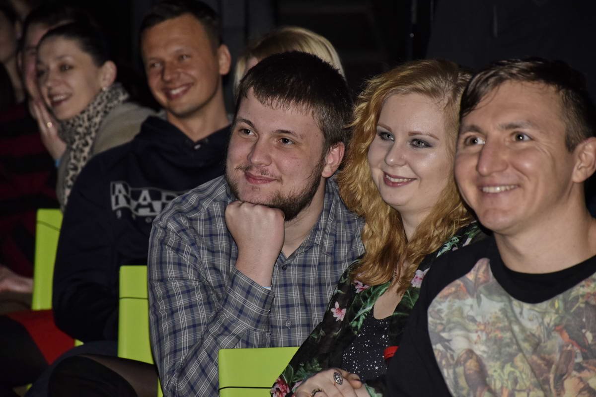 Внимание зрителей во всю приковано к человеку с микрофоном