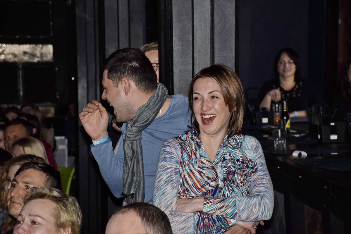 Зрители смеялись от души над шутками стендаперов