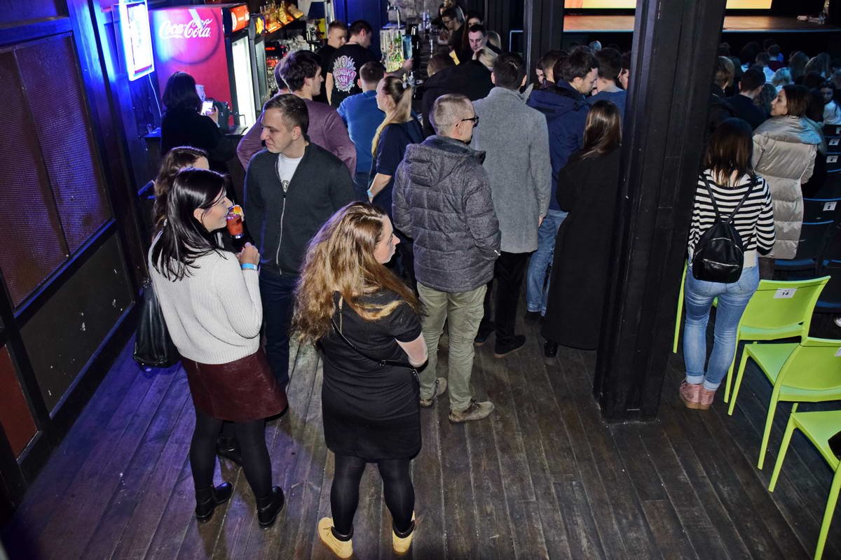 Тем, кому не хватило места на стульчиках, стояли в проходе