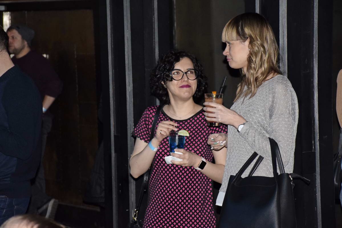 Были среди зрителей не только пары, но и подруги