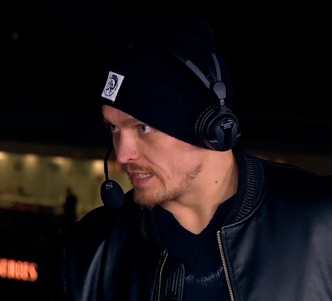 Усик в телестудии накануне боя Гассиева и Дортикоса