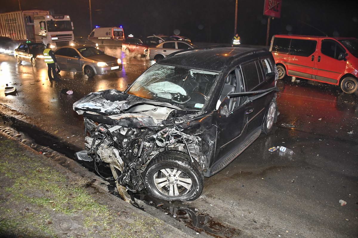 Mercedes, который и спровоцировал столкновения, также серьезно пострадал - у него полностью разбита передняя часть корпуса