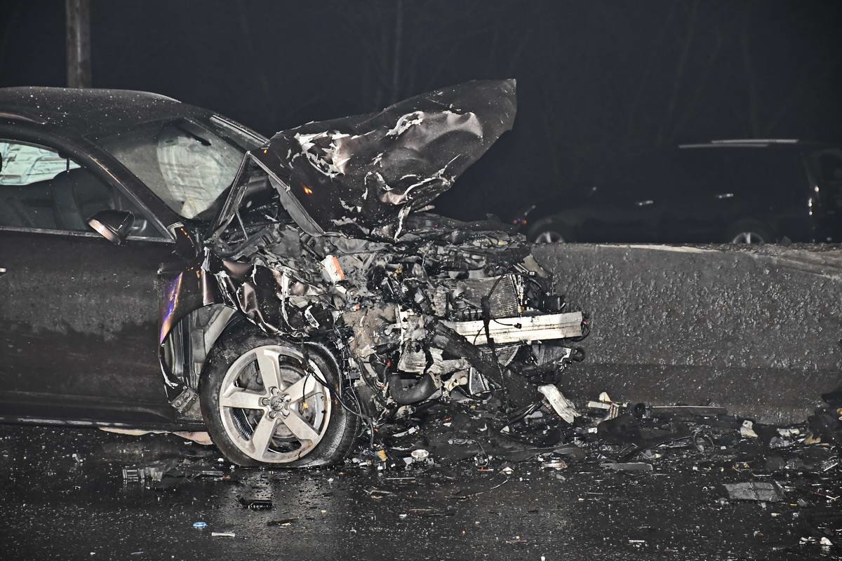 Больше всего пострадал Dacia Logan - авто вылетело через отбойник, а его водитель и пассажир погибли