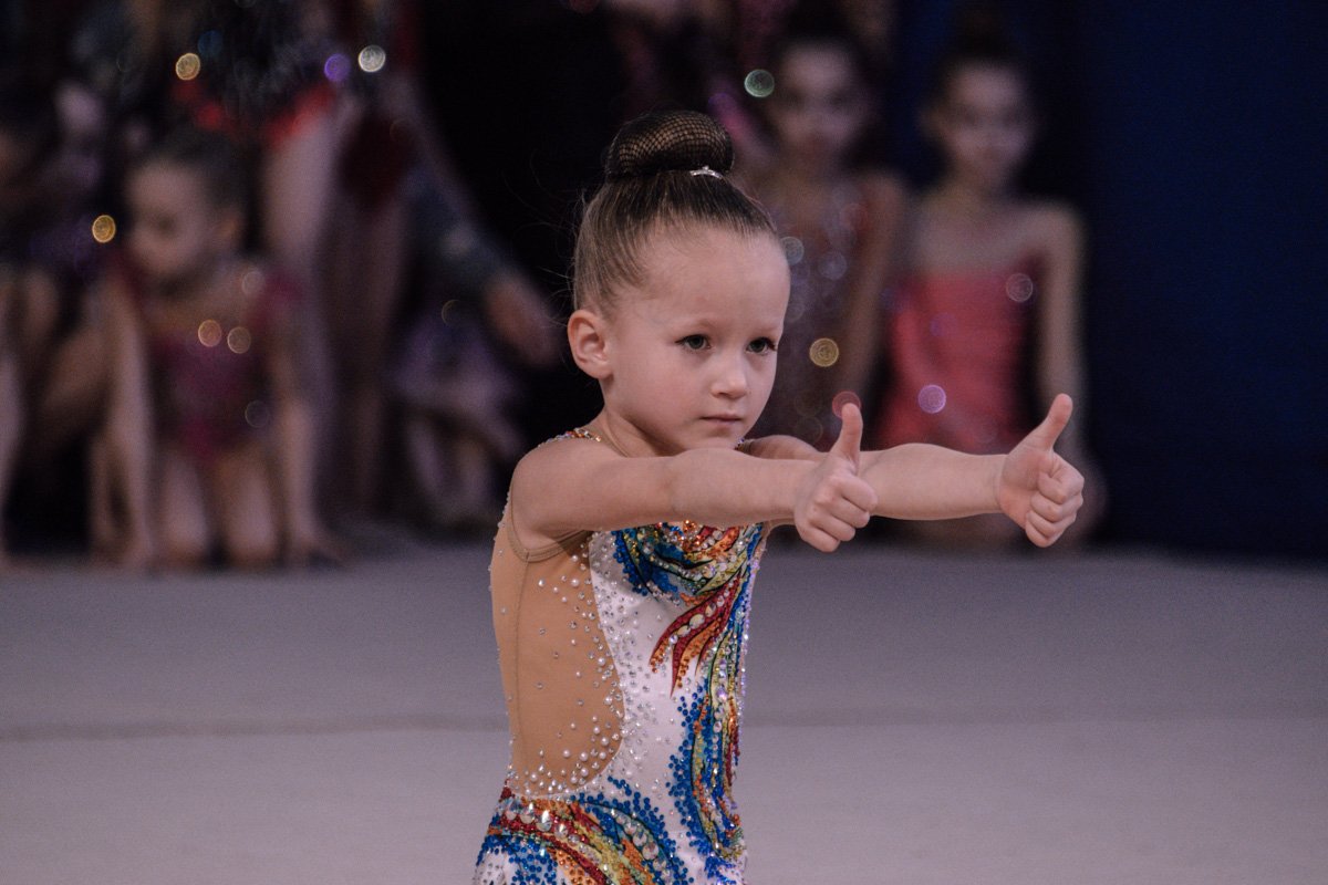 Юные гимнастки показали на турнике свои лучшие номера Юные гимнастки показали на турнике свои лучшие номера