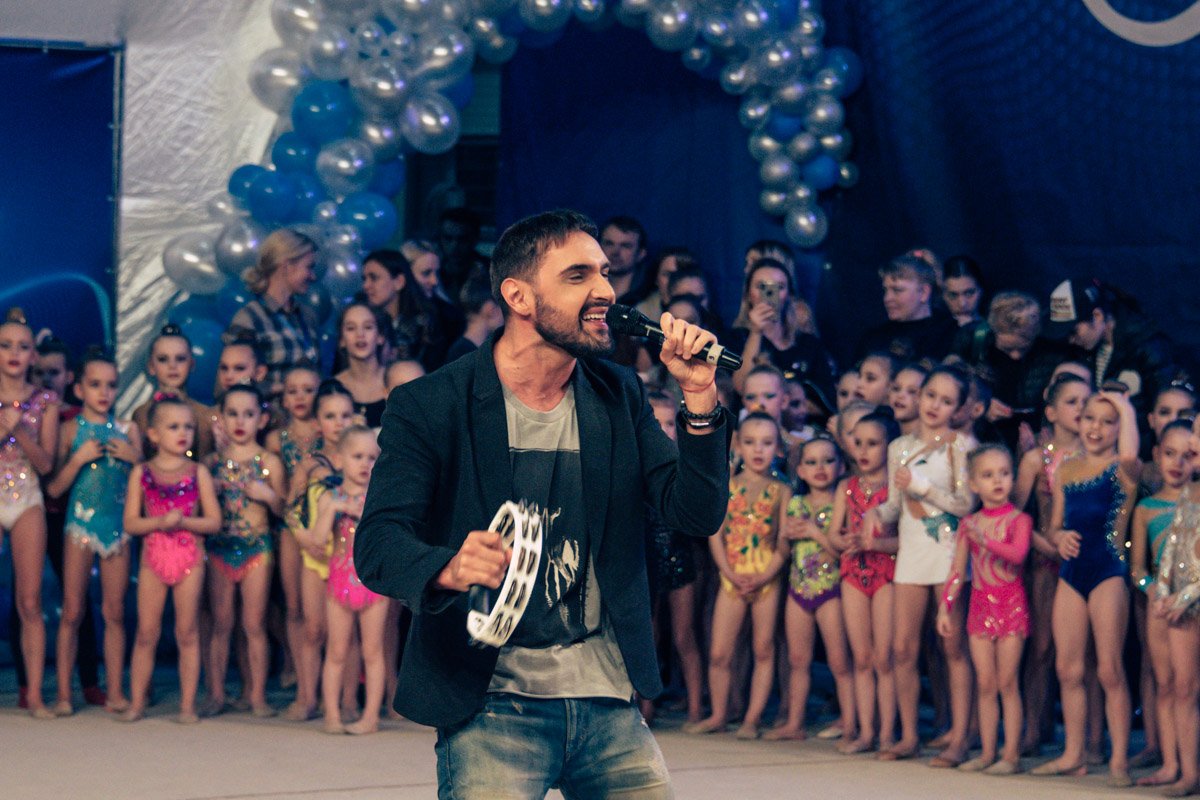 Юные поклонницы подпевали слова его песен и танцевали вместе с певцом Юные поклонницы подпевали слова его песен и танцевали вместе с певцом