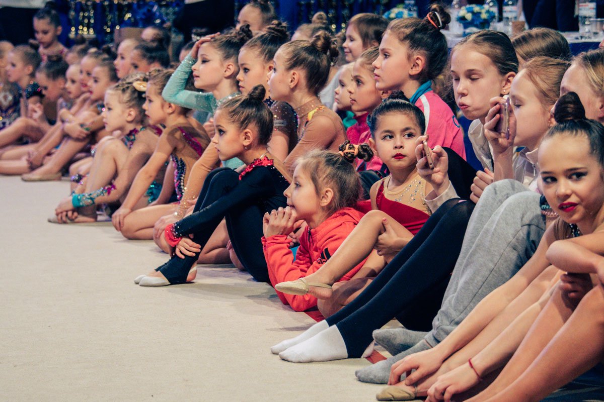 Спортсменки в ожидании результатов судейского голосования Спортсменки в ожидании результатов судейского голосования