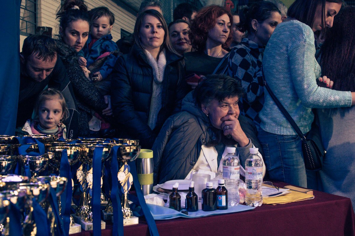 На столе вместе с кубками лежит аптечка для оказания первой медицинской помощи На столе вместе с кубками лежит аптечка для оказания первой медицинской помощи