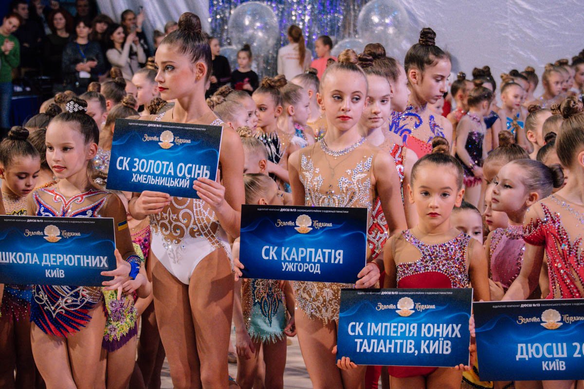 Спортсменки с табличками своих спортивных школ и городов Спортсменки с табличками своих спортивных школ и городов