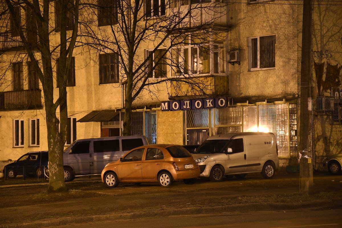 В окнах уже не горит свет, а автомобили дожидаются утра