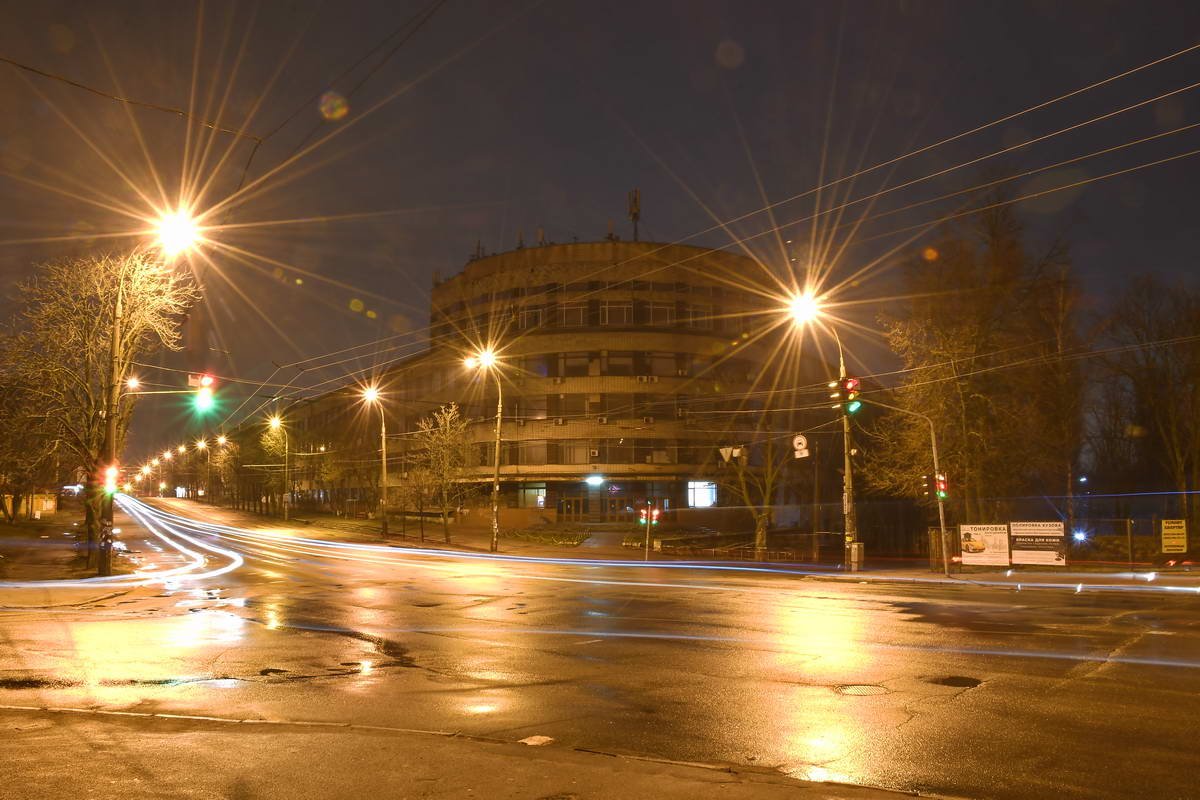 Институт физики полупроводников ночью выглядит совершенно иначе
