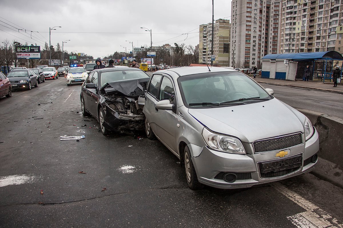BMW 530 на еврономерах врезался в Toyota Camry, Chevrolet Aveo и Daewoo Lanos BMW 530 на еврономерах врезался в Toyota Camry, Chevrolet Aveo и Daewoo Lanos