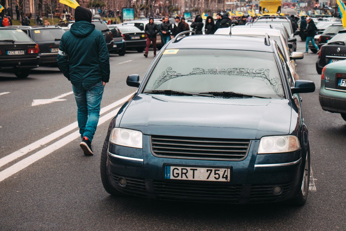 Активисты выступили против усложненной системы растаможки машин на "евробляхах" width="1200" height="800"><figcaption> Активисты выступили против усложненной системы растаможки машин на "евробляхах"
</figcaption></figure></p><p><figure class="image"><img class="wp-image-81169 size-full" src="https://cdn.informator.ua/@dp/media/kiev/2023/10/13/6528b0be50285.jpg" alt="В центре Киева собрались более тысячи машин " width="1200" height="800"><figcaption> В центре Киева собрались более тысячи машин
</figcaption></figure></p><p><figure class="image"><img class="wp-image-81170 size-full" src="https://cdn.informator.ua/@dp/media/kiev/2023/10/13/6528b0be99e9f.jpg" alt="Автомобилисты разместили на своих машинах плакаты с лозунгами " width="1200" height="800"><figcaption> Автомобилисты разместили на своих машинах плакаты с лозунгами
</figcaption></figure></p><p><figure class="image"><img class="wp-image-81171 size-full" src="https://cdn.informator.ua/@dp/media/kiev/2023/10/13/6528b0bee4bbf.jpg" alt=