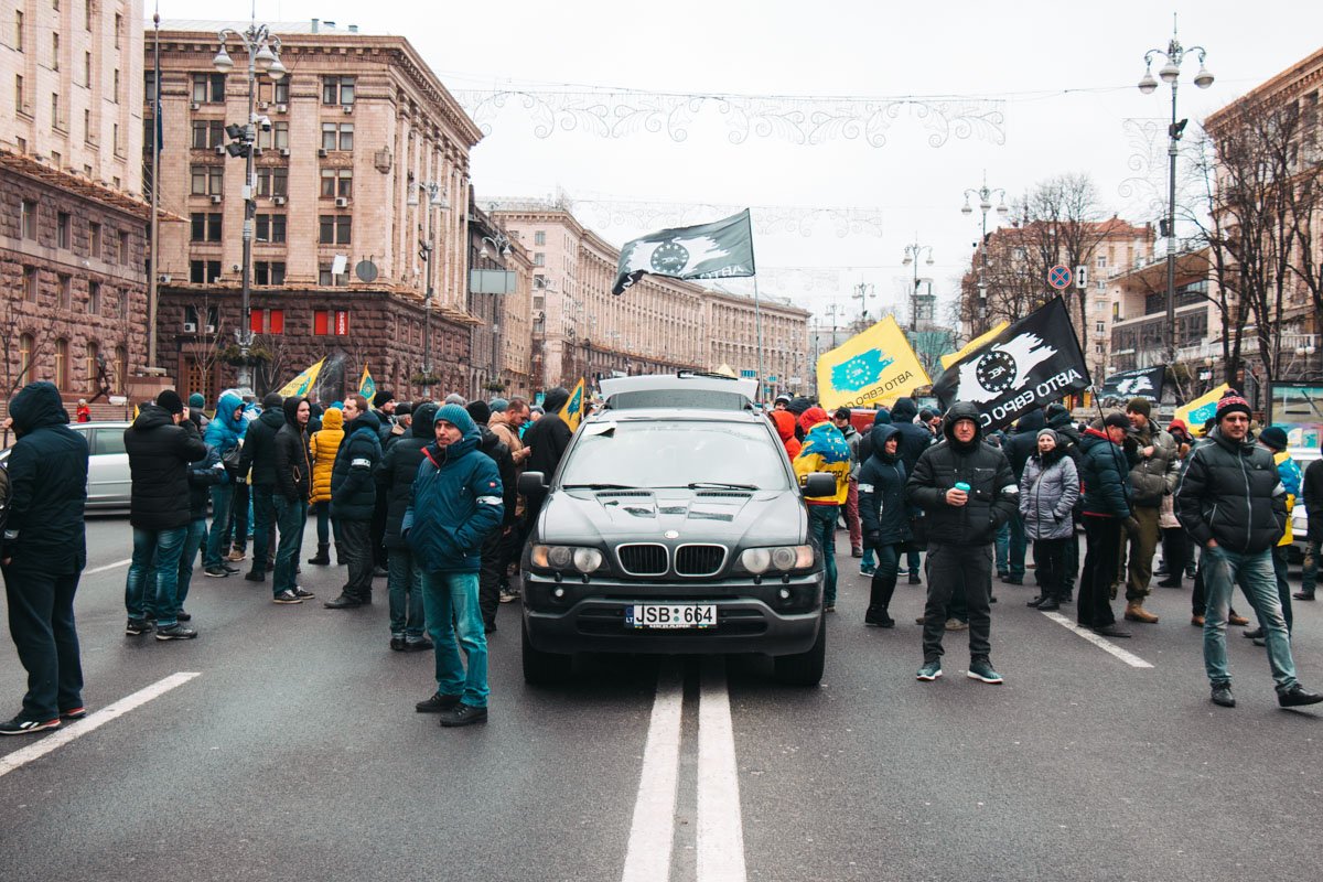 Участники акции давали знать о себе громкой музыкой и звуком автосирен
