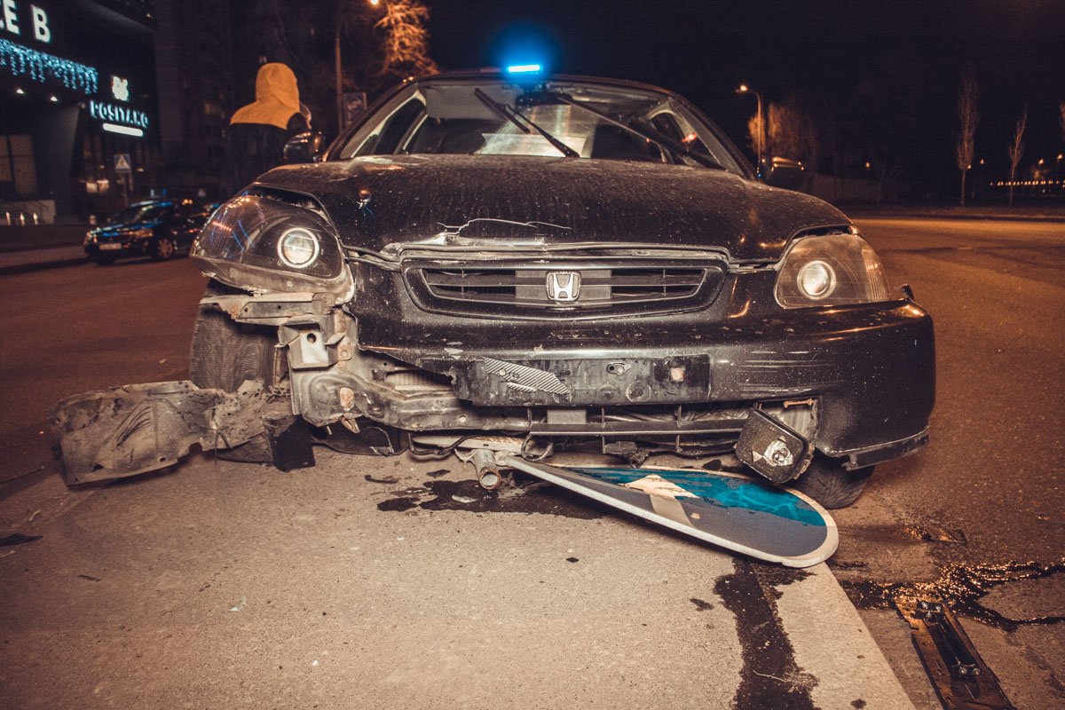 Honda Civic ехала в сторону моста Патона по Днепровской набережной