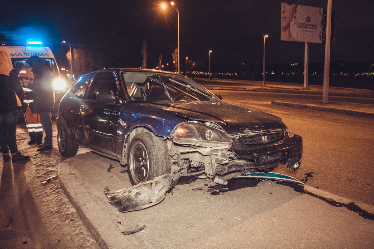 Водитель Honda Civic попытался уйти от столкновения и вылетел на разделительный бордюр