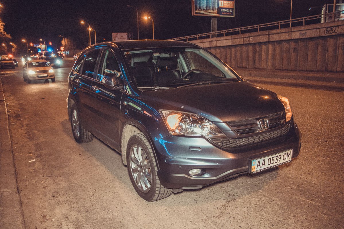 Honda CR-V разворачивался через двойную сплошную линию