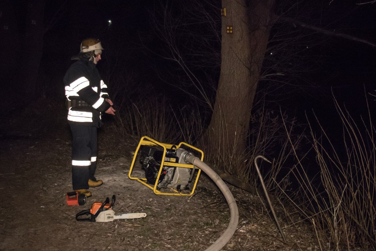 Пожарные наладили подачу воды к месту тушения 