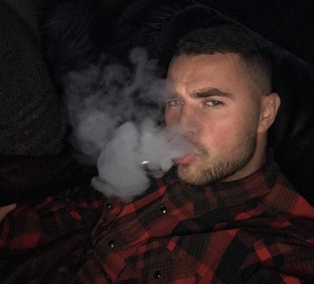 После тяжелого дня можно и расслабиться с чашкой чая и кальяном