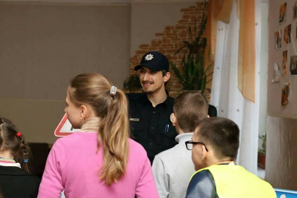 Судя по улыбке Дмитрия на этом фото, работа с детьми ему нравится