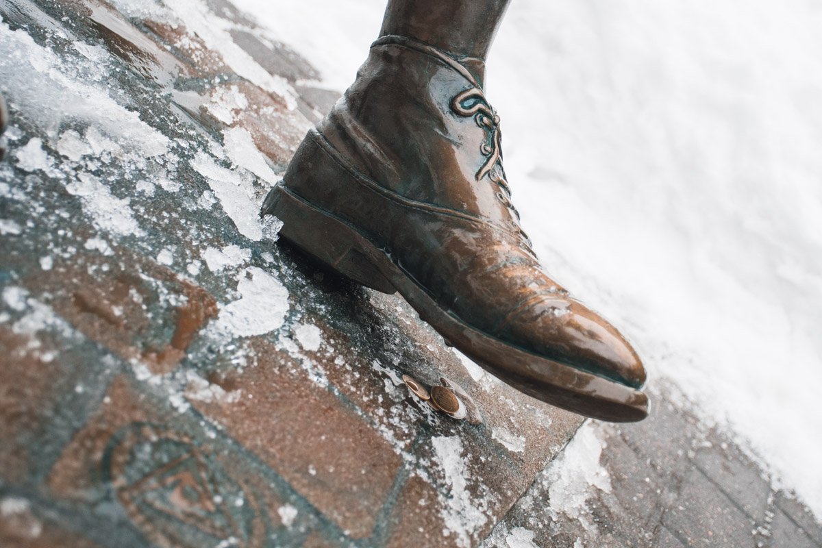 Говорят, что на подошве одного из героев "Золотого теленка" написан самый простой способ разбогатеть