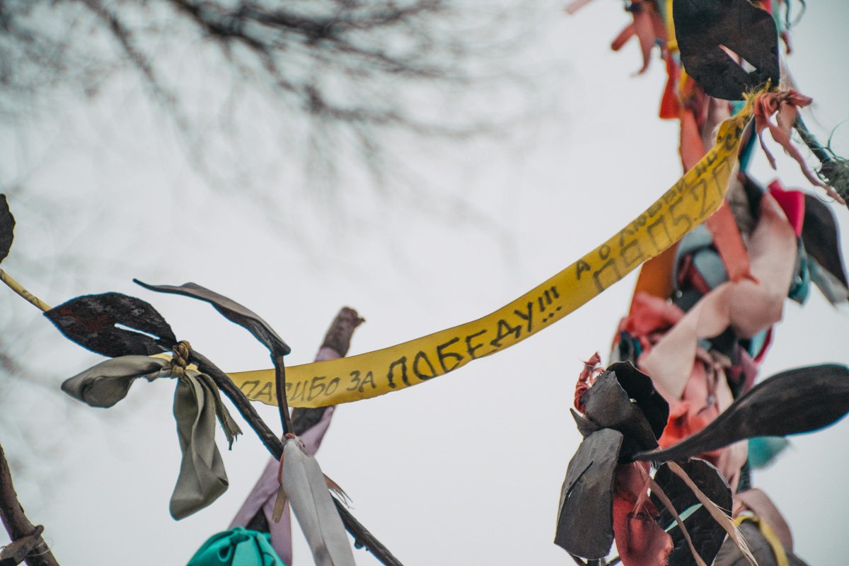 По традиции, дерево дарит любовь и здоровье, но здесь можно увидеть разные надписи