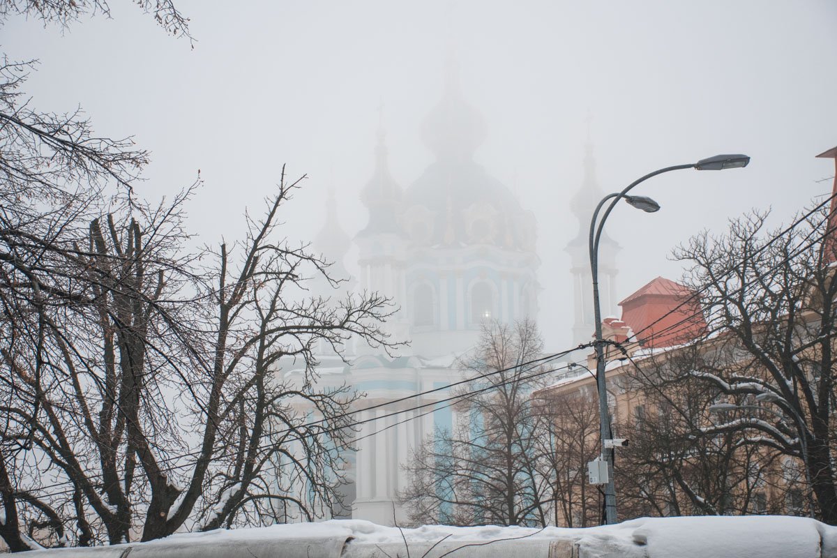 Памятник находится вначале Андреевского спуска