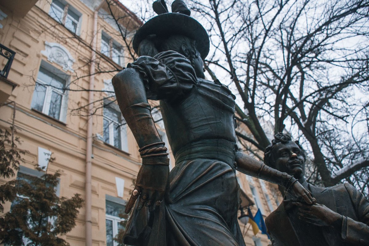 Девушкам следует подержаться за перстень на правой руке Прони Прокоповны для счастья и удачи в жизни