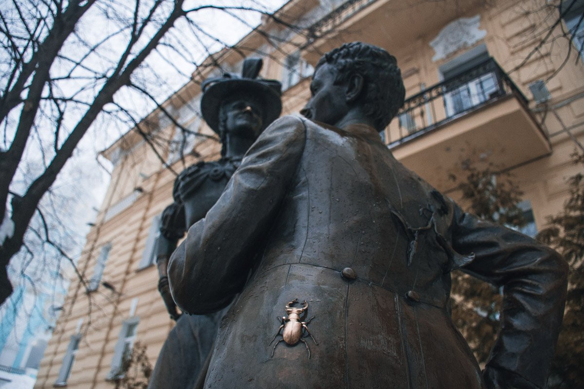 По легенде, мужчины должны потереть жука-скарабея на сюртуке Голохвастова для семейного счастья