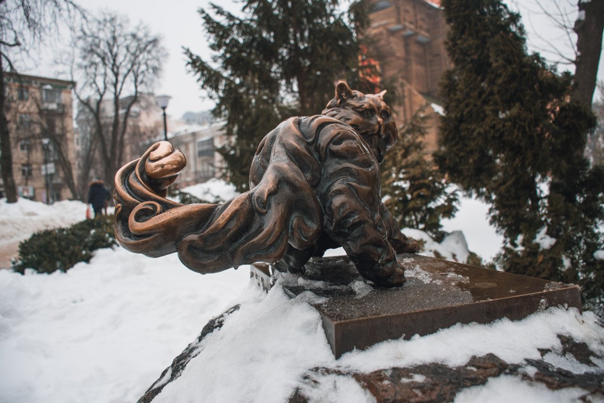 Чтобы ваше желание исполнилось, нужно подержаться одновременно за усы или уши и за хвост, а также положить под лапку монетку