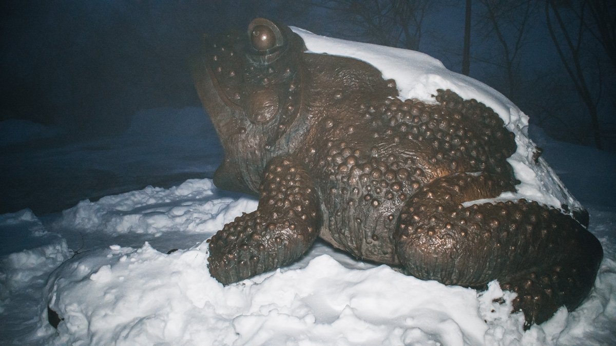 Гигантская бронзовая Жаба в Мариинском парке в Киеве