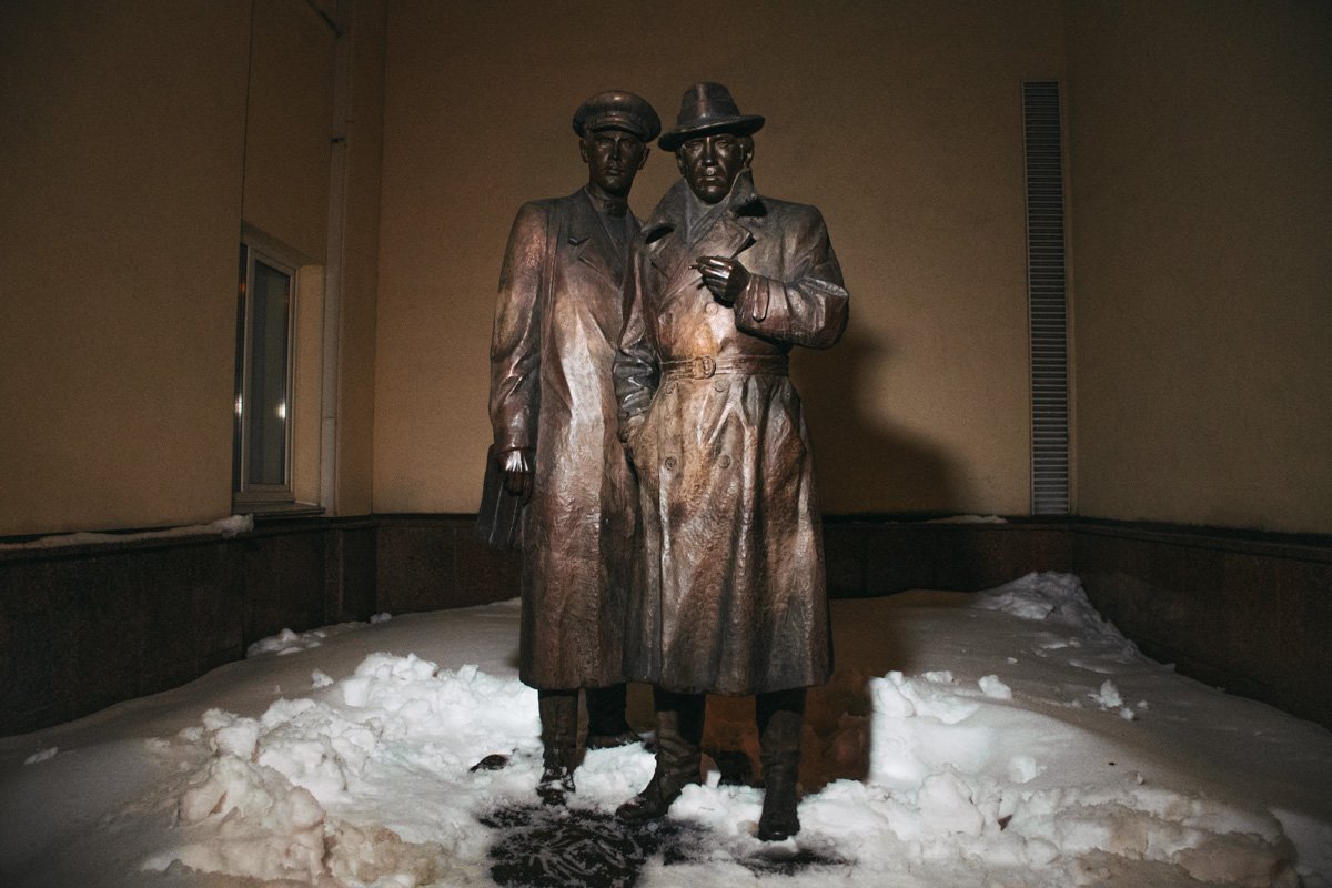 Памятник Жеглову и Шарапову в Киеве на улице Богомольца, 10