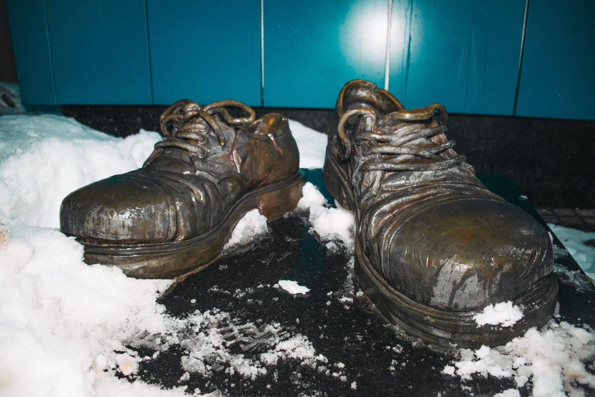 Стоптанные ботинки на станции метро "Лукьяновская" в Киеве