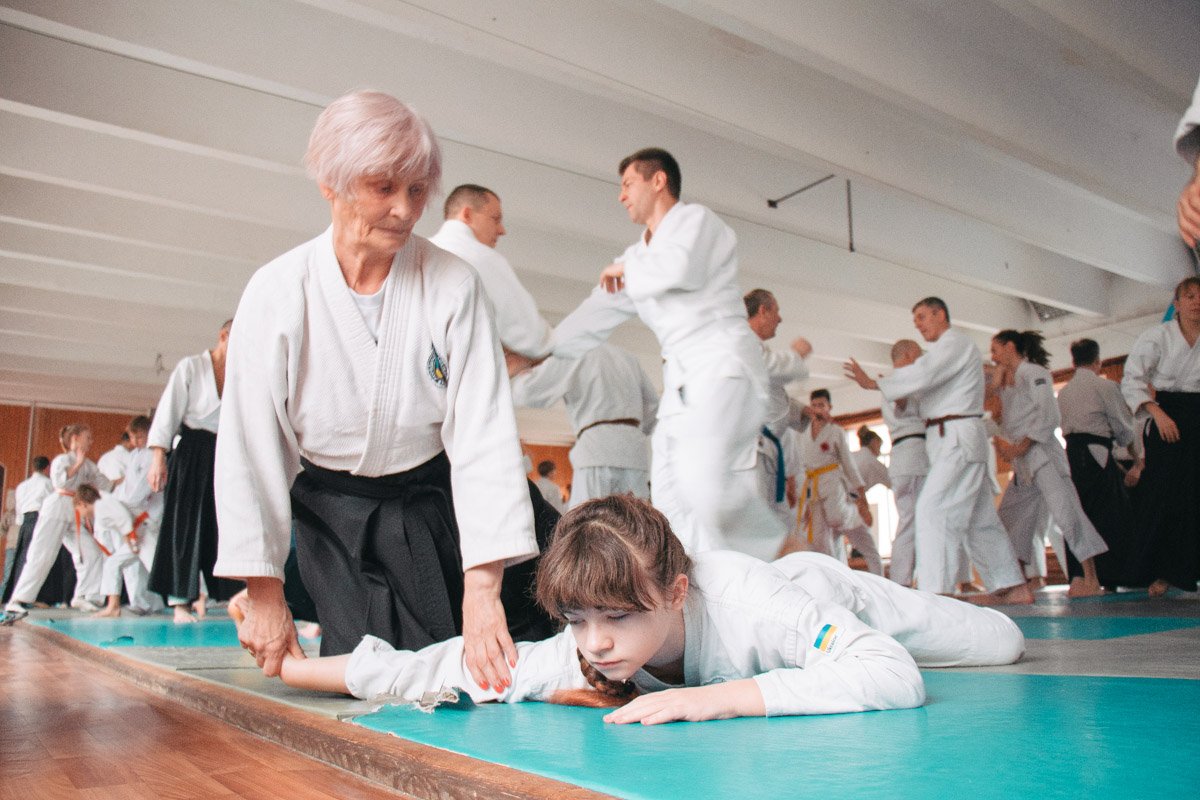 Тисье показывала основные приемы Айкидо Тисье показывала основные приемы Айкидо